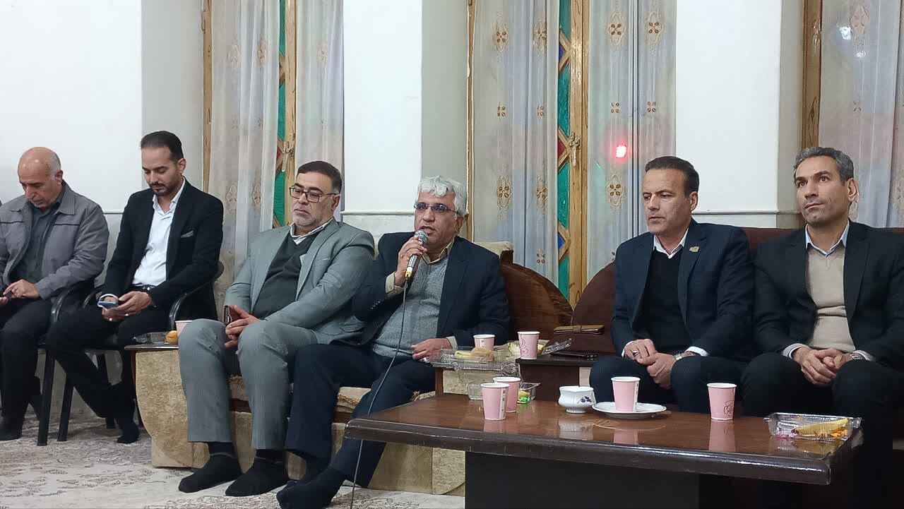 شکوهِ آیه در دل کویر آران و بیدگل؛ جایی که دو نوجوان کرمانشاهی، تاج حافظی بر سر نهادند