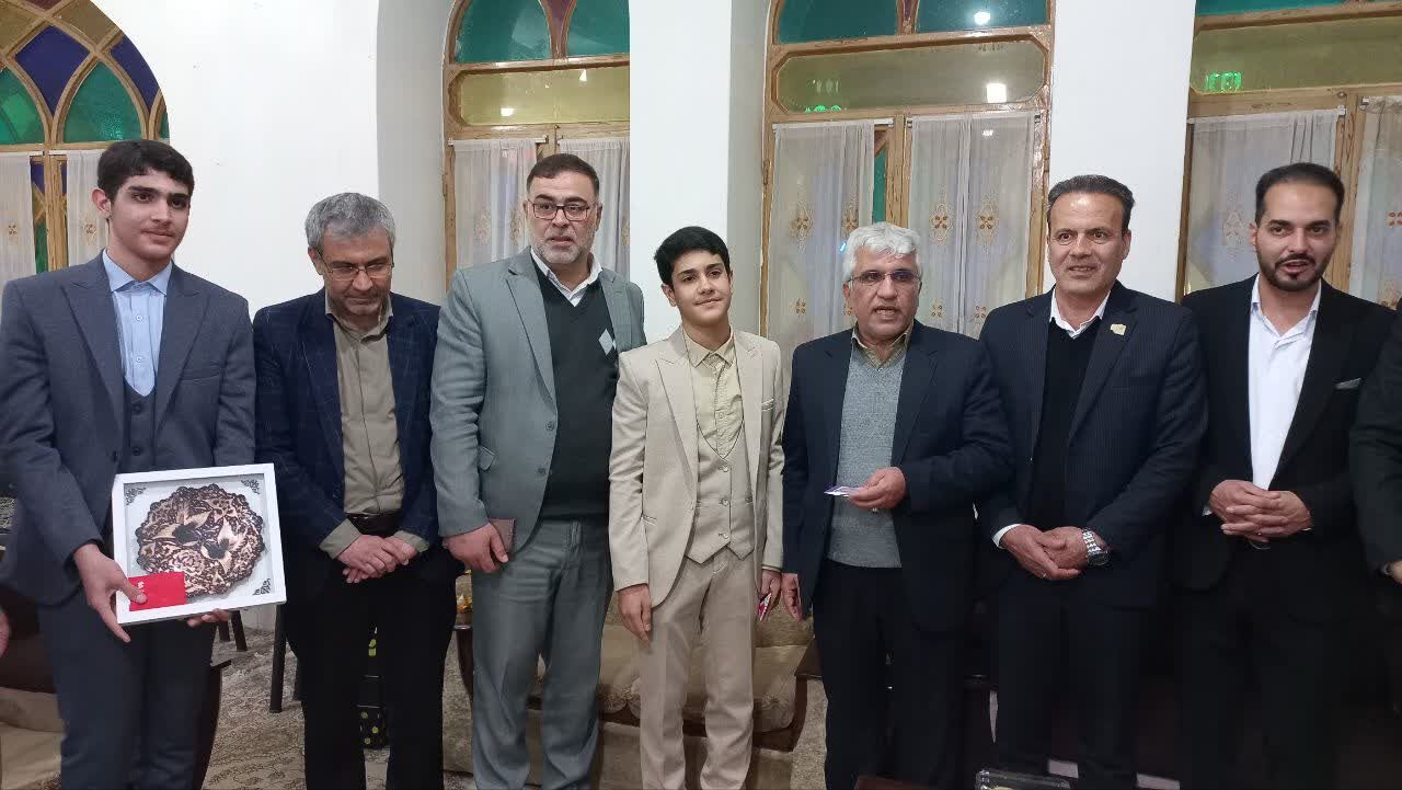 شکوهِ آیه در دل کویر آران و بیدگل؛ جایی که دو نوجوان کرمانشاهی، تاج حافظی بر سر نهادند