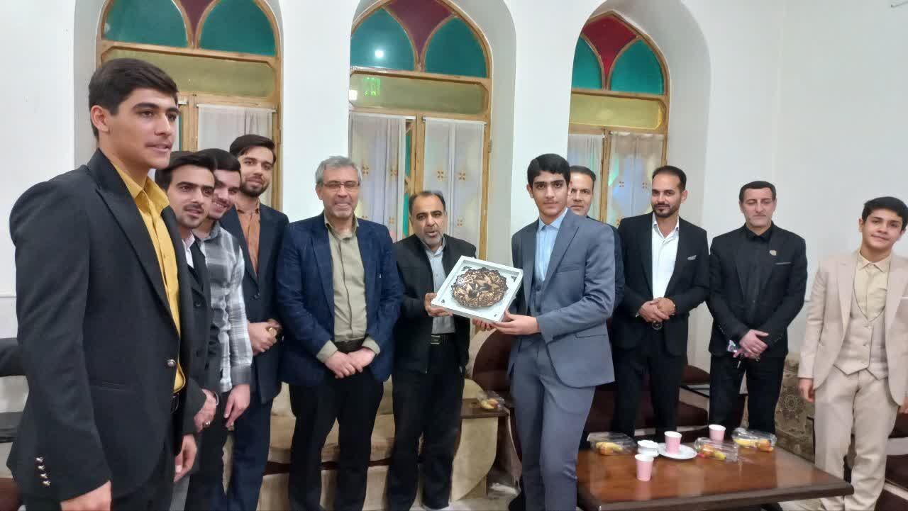 شکوهِ آیه در دل کویر آران و بیدگل؛ جایی که دو نوجوان کرمانشاهی، تاج حافظی بر سر نهادند