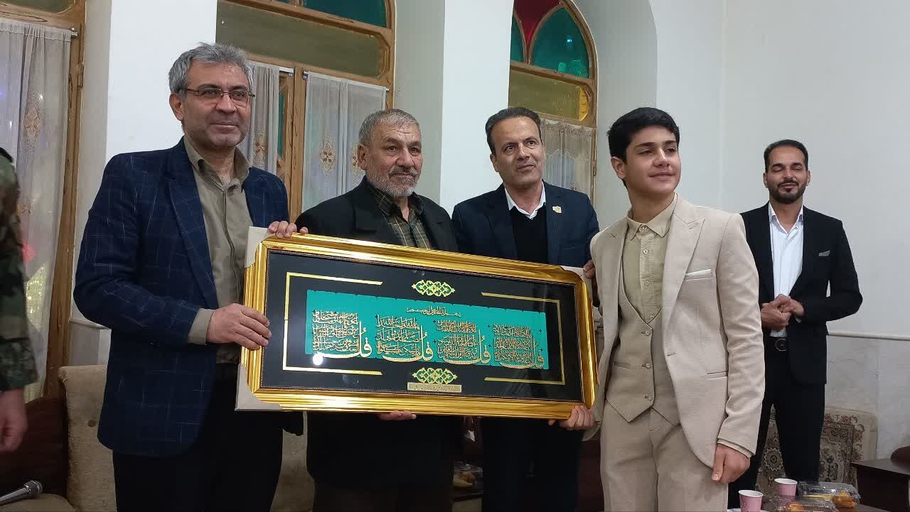 شکوهِ آیه در دل کویر آران و بیدگل؛ جایی که دو نوجوان کرمانشاهی، تاج حافظی بر سر نهادند