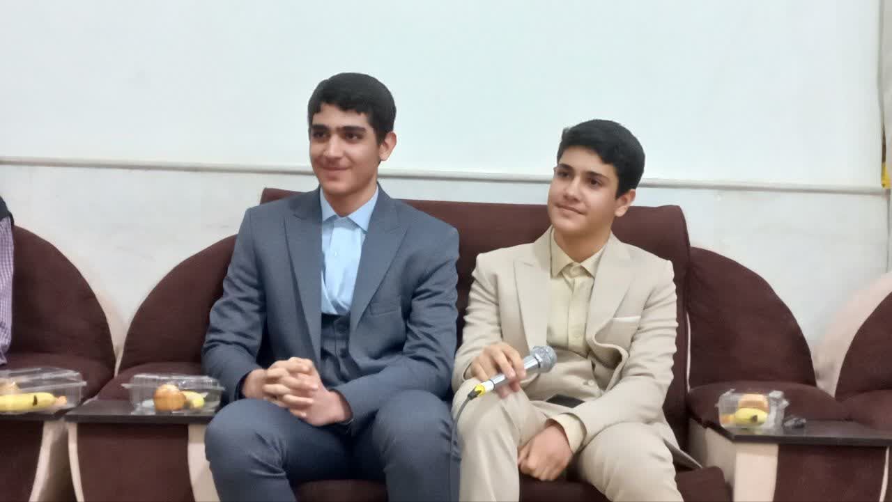 شکوهِ آیه در دل کویر آران و بیدگل؛ جایی که دو نوجوان کرمانشاهی، تاج حافظی بر سر نهادند