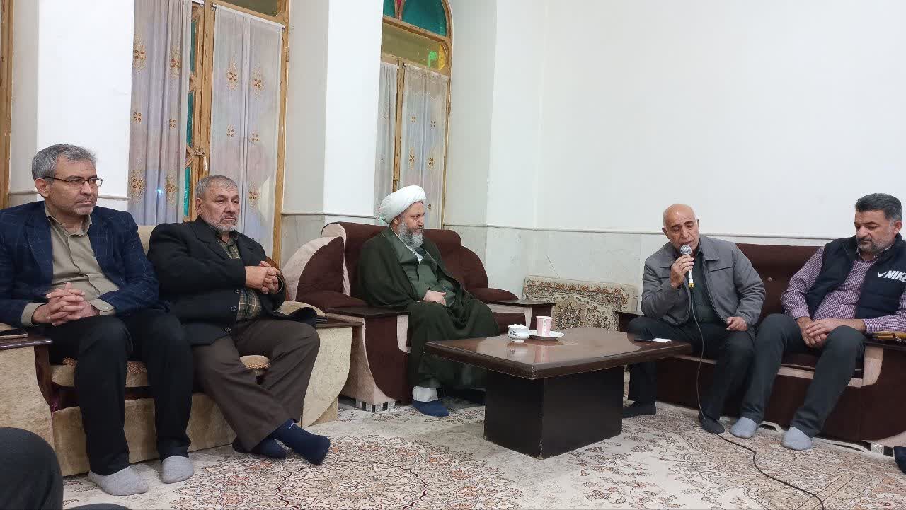 شکوهِ آیه در دل کویر آران و بیدگل؛ جایی که دو نوجوان کرمانشاهی، تاج حافظی بر سر نهادند