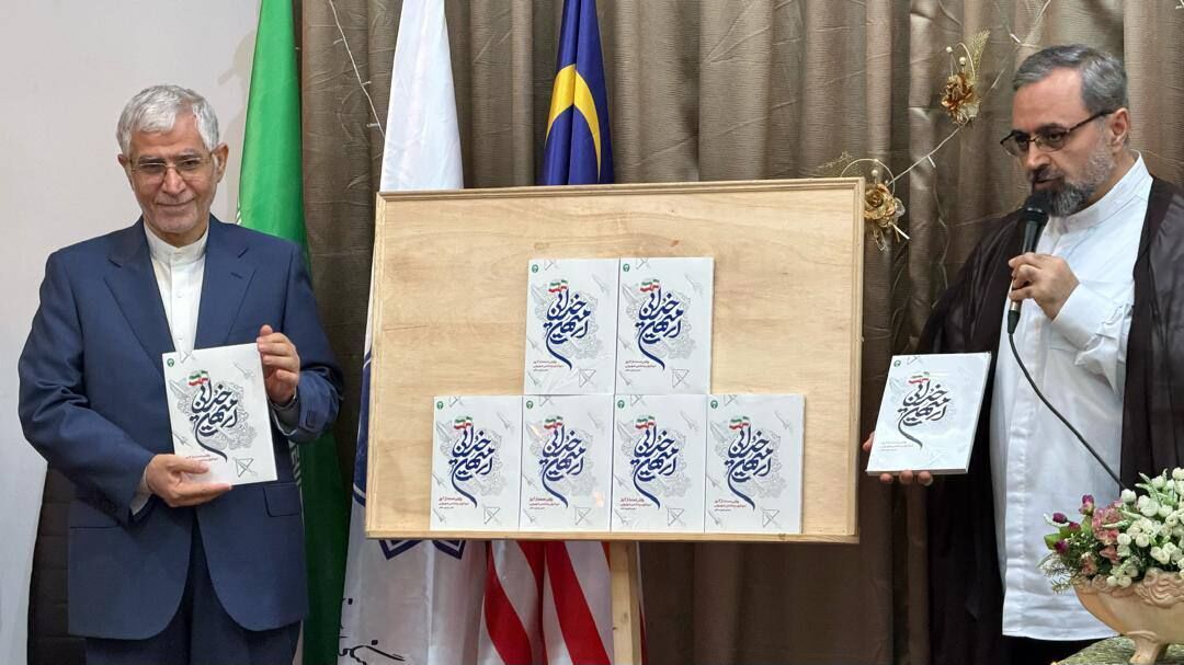 کتاب «ای میهن خدایی» نقش مؤثری در انتقال پیام ایستادگی ملت ایران دارد