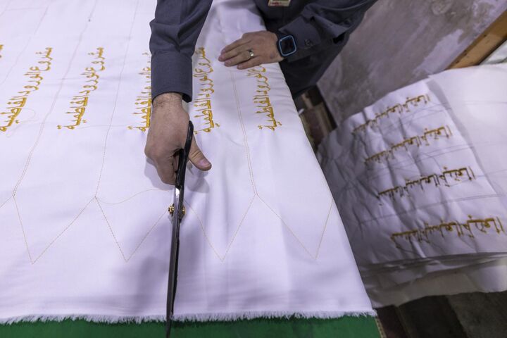 آغاز دوخت شال ویژه جشن تکلیف دختران به همت بخش هدایا و نذورات