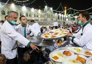 توزیع روزانه ۳۰۰۰ پرس افطاری گرم در تبرک‌خانه‌های حرم رضوی