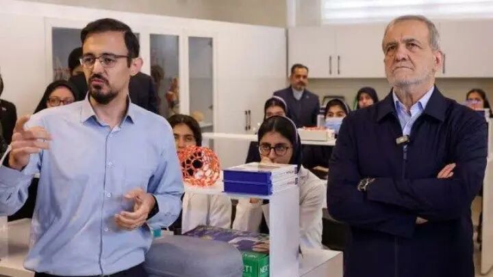 بازدید رئیس‌جمهور از مدرسه تمام هوشمند در شهریار