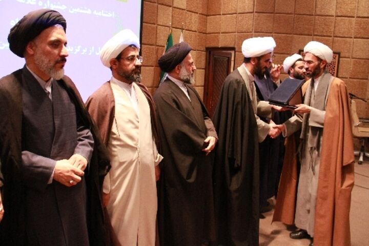 تجلیل از برگزیدگان جشنواره علامه حلی و المپیاد علمی طلاب