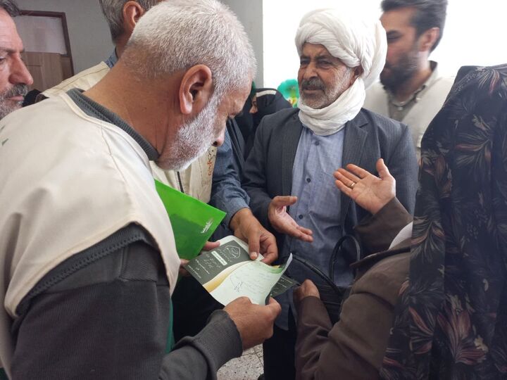 لبخندی که زیر سایه حضرت خورشید(ع) بر چهره محرومان می‌نشیند