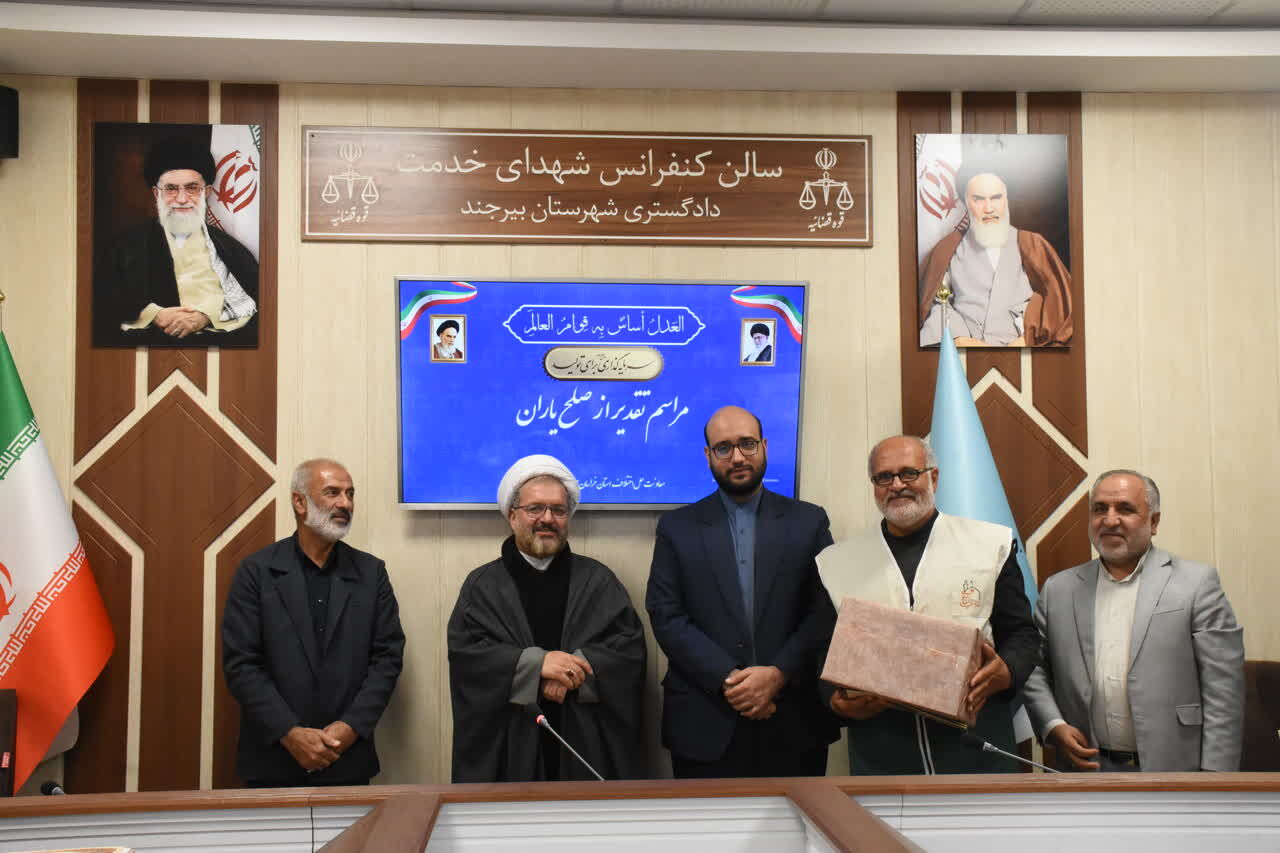 زیر سایه خورشید رضوی؛ نشاندن لبخند بر لبان خانوادههای محروم