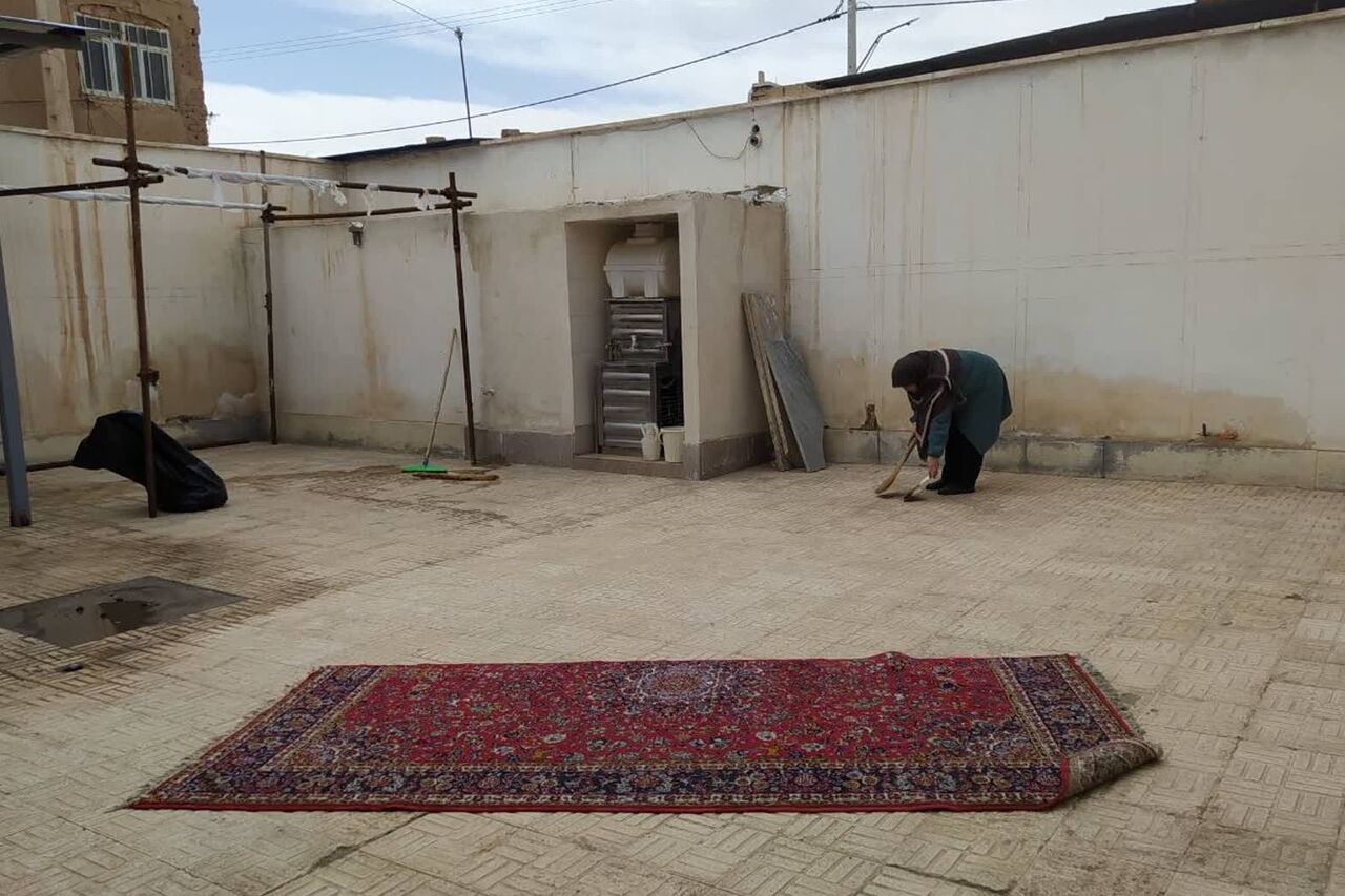 گام های عملی در «دهه غبارروبی» با همت قرانیان آران و بیدگل؛ فعالان بیتالزهرا (س) مساجد را برای میزبانی از روزه داران آماده کردند