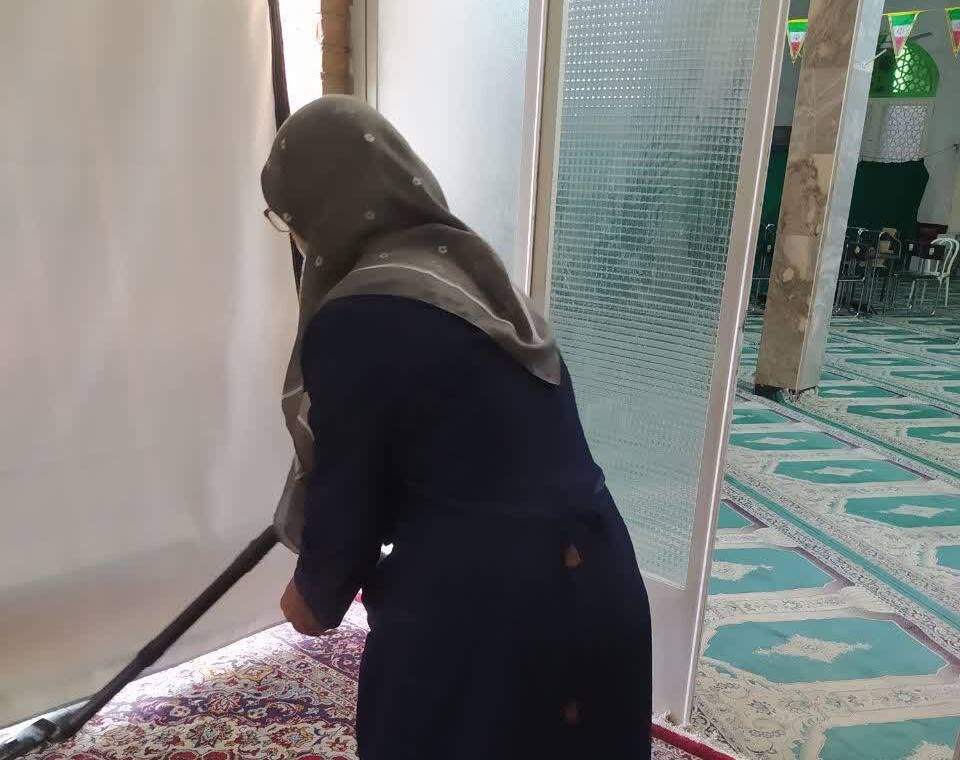 گام های عملی در «دهه غبارروبی» با همت قرانیان آران و بیدگل؛ فعالان بیت‌الزهرا (س) مساجد را برای میزبانی از روزه داران آماده کردند