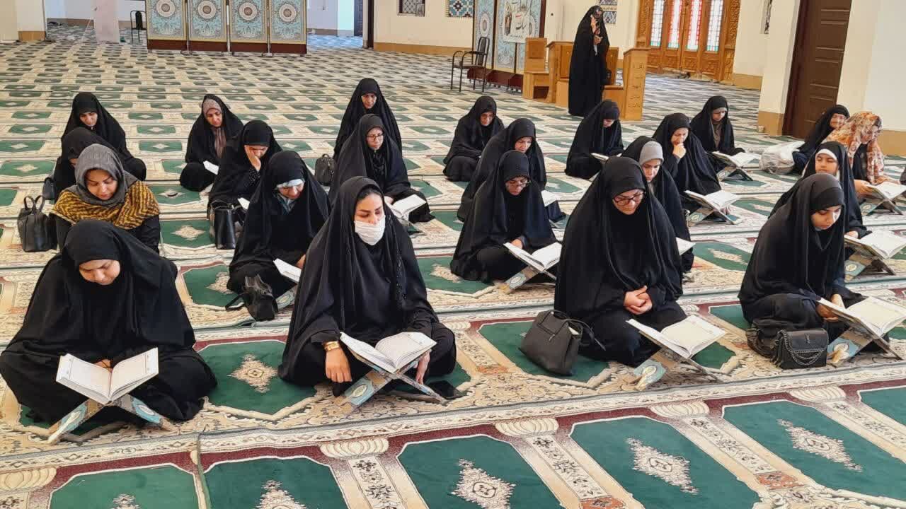 محفل انس با قرآن در بزرگداشت اربعین شهدای دیماه در حرم احمد بن اسحاق(ره)