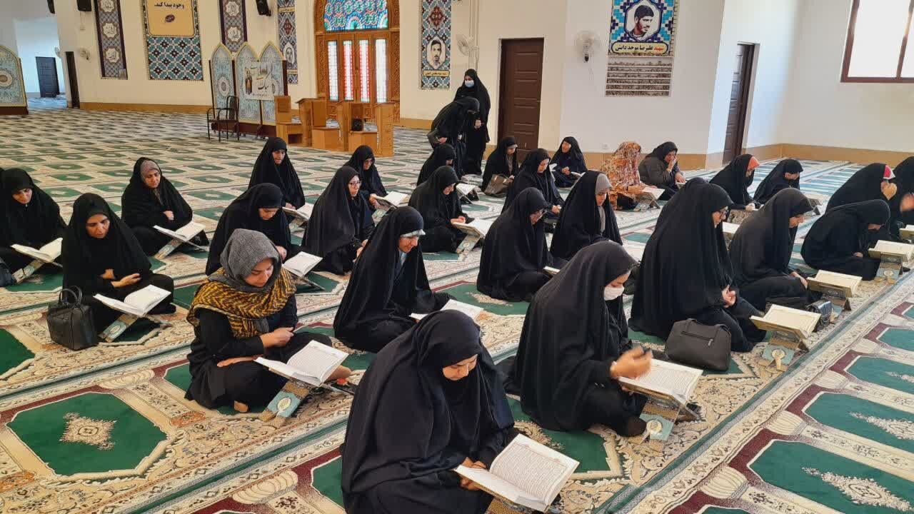 محفل انس با قرآن در بزرگداشت اربعین شهدای دیماه در حرم احمد بن اسحاق(ره)