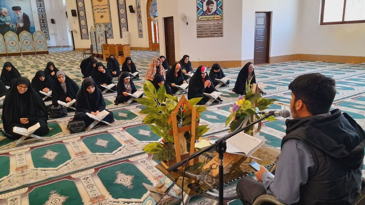 محفل انس با قرآن در بزرگداشت اربعین شهدای دی‌ماه در حرم احمد بن اسحاق(ره)