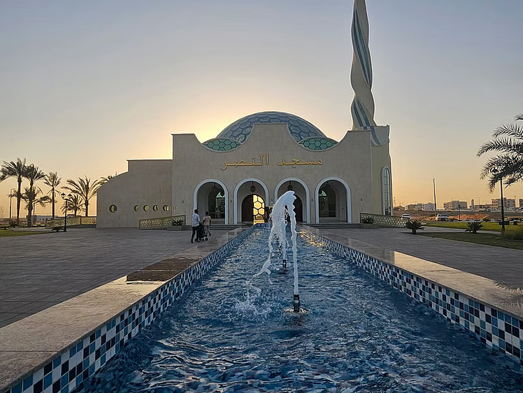 مسجد «النصر» شارجه در امارات با گنبدی شیشهای چشمنواز افتتاح شد