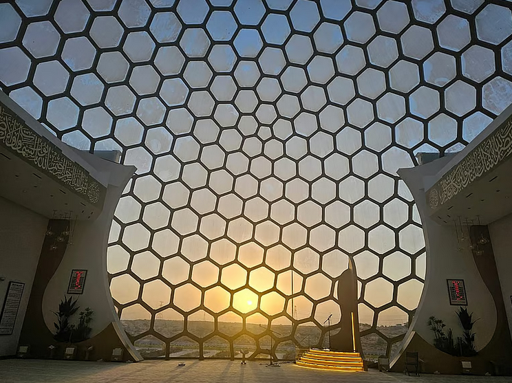 مسجد «النصر» شارجه در امارات با گنبدی شیشه‌ای چشم‌نواز افتتاح شد