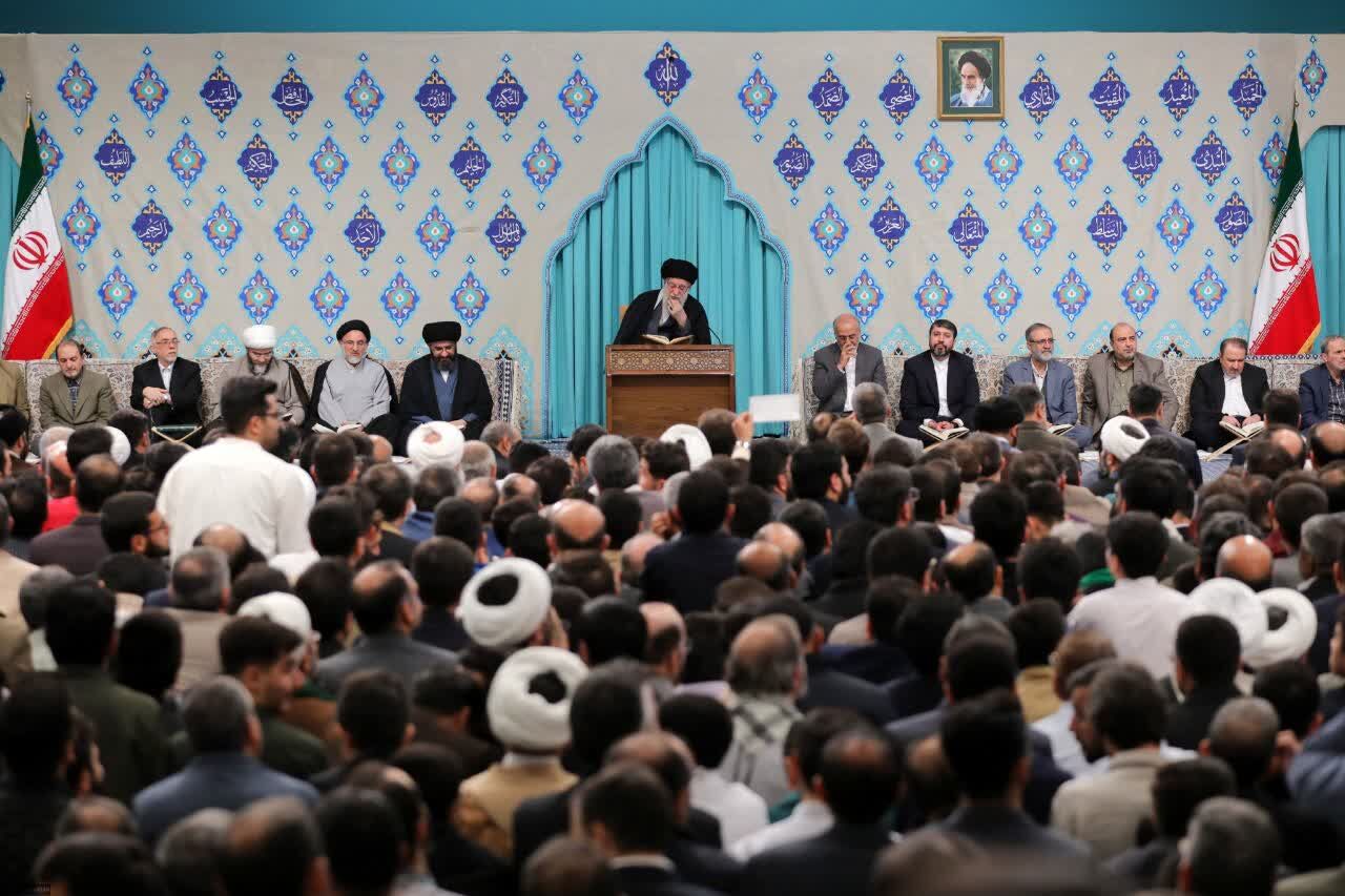 جامعه قرآنی کشور در نخستین روز از ماه مبارک رمضان با رهبر معظم انقلاب دیدار کردند