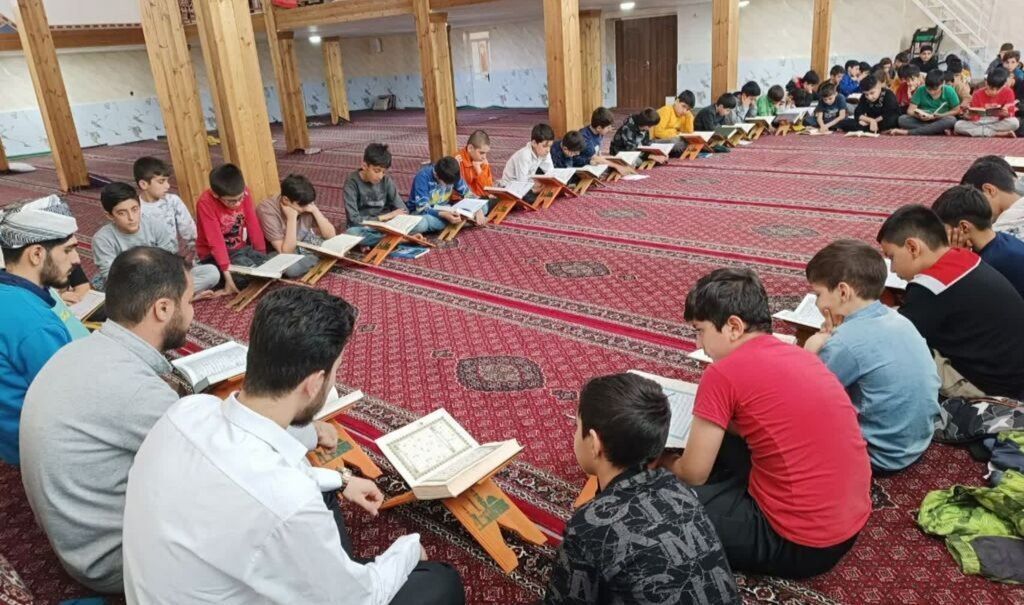 رمضان در کوچههای سنندج با نوای قرآن کودکان شکوفا شد