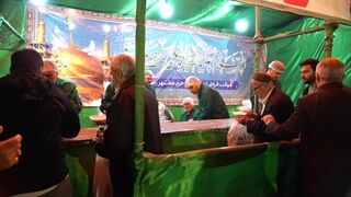 میزبانی موکب کفشداران از زائران روزه دار حضرت رضا علیه السلام
