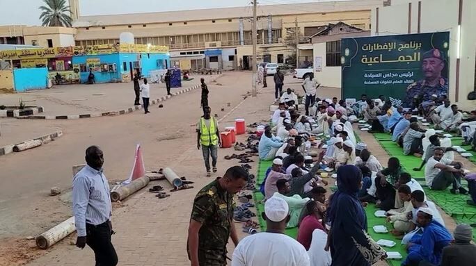 رمضان در سودان/ بازگشت دوباره افطارهای دسته جمعی به میادین خارطوم