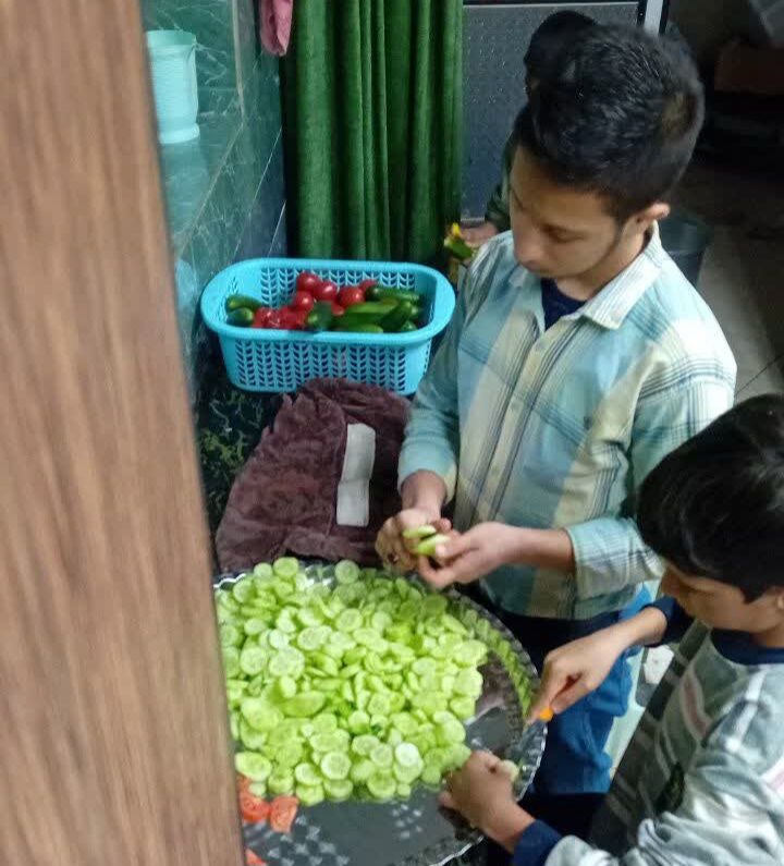 ماه میهمانی خدا در مسجد لامع؛ از نجوای سحر تا افطاری ساده با همکاری اعضای کانون