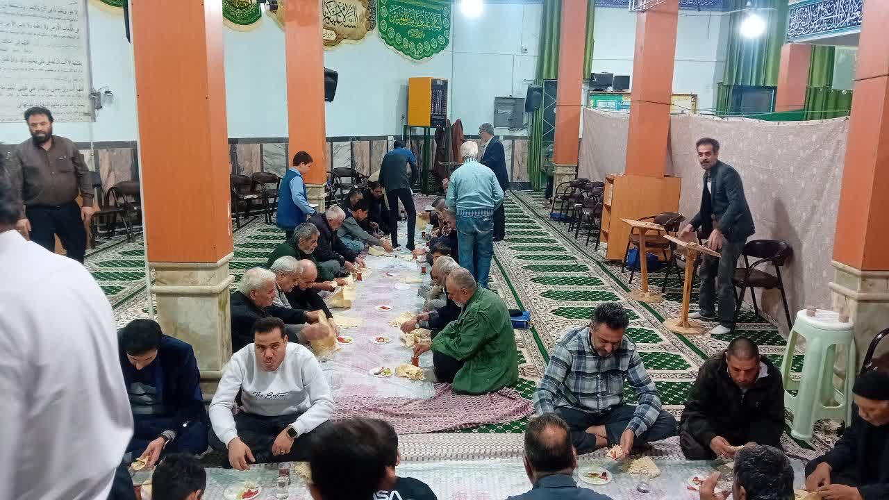 ماه میهمانی خدا در مسجد لامع؛ از نجوای سحر تا افطاری ساده با همکاری اعضای کانون