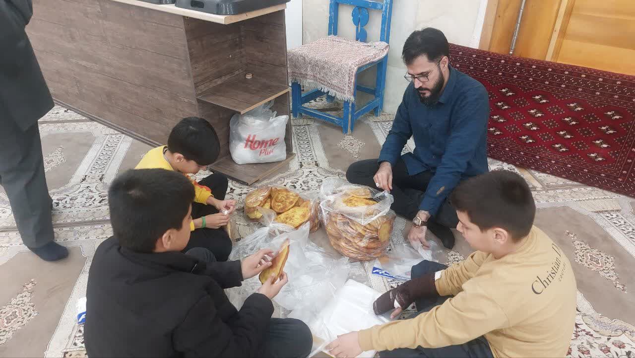 خدمترسانی جوانان کانون فرهنگی هنری در توزیع افطاری