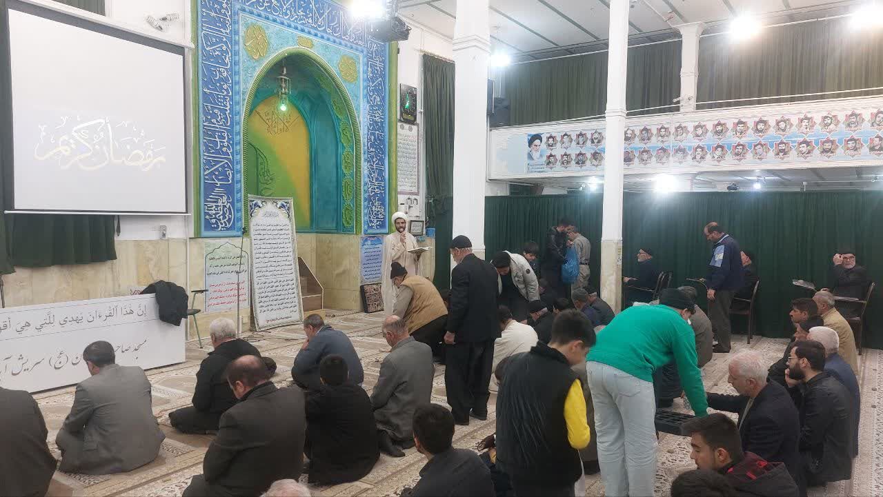 خدمترسانی جوانان کانون فرهنگی هنری در توزیع افطاری