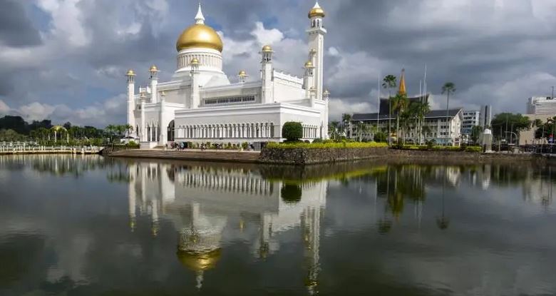 رمضان در مالزی، برونئی و فیلیپین: صحنه‌ای از نور و تقارن