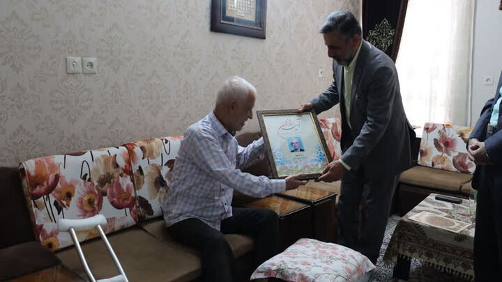 رضا شریفی استاد و پیشکسوت قرآنی سمنان تجلیل شد