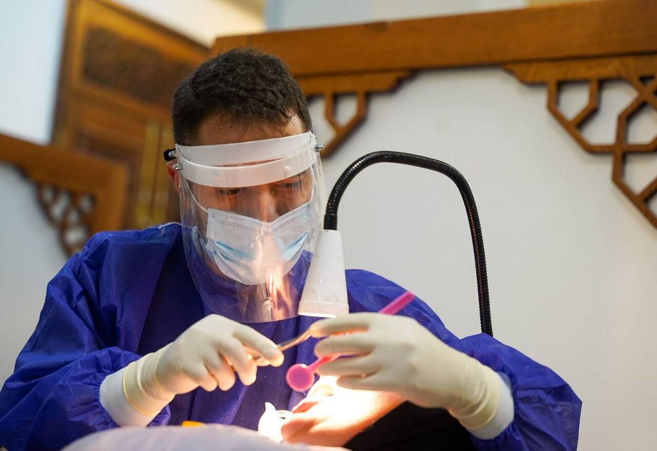 درمان در سایه گنبد فیروزه‌ای