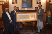 اهدای تابلوی نفیس قرآنی ایران به حکمران ایالت حیدر پختونخوا پاکستان