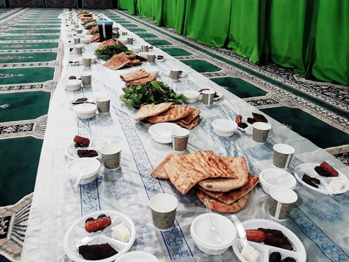 سفره های ساده افطاری مساجد؛ تقویت اجتماع مؤمنین و ترویج سبک زندگی ساده و اسلامی