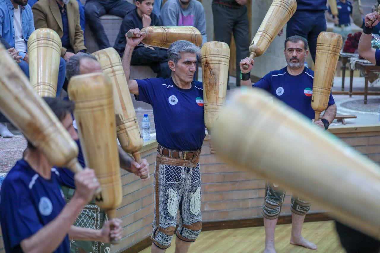 گلریزان برای بازگشت پدران به خانه در زورخانه شهرداری اراک