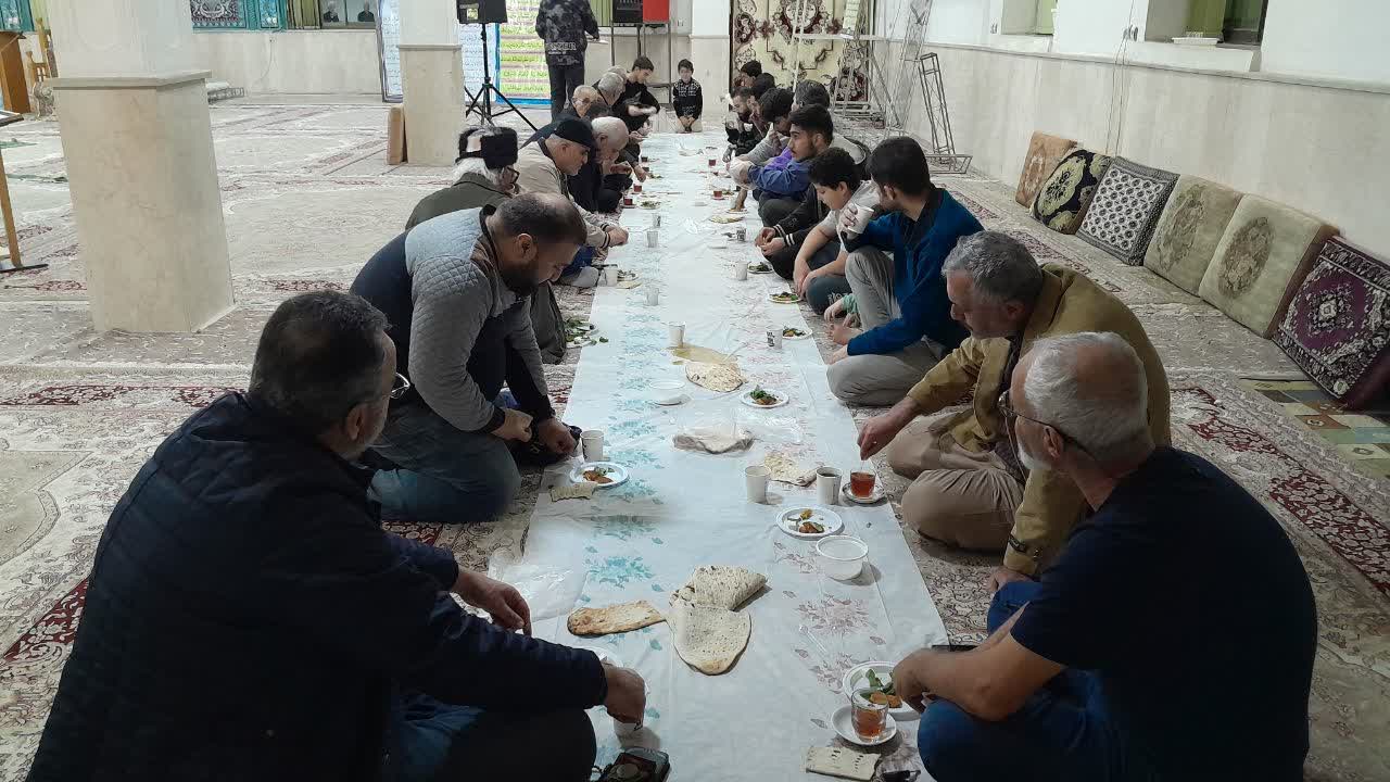ضیافت افطار همراه با قرائت قرآن در مسجد ولی‌عصر(عج) بندرانزلی برگزار شد