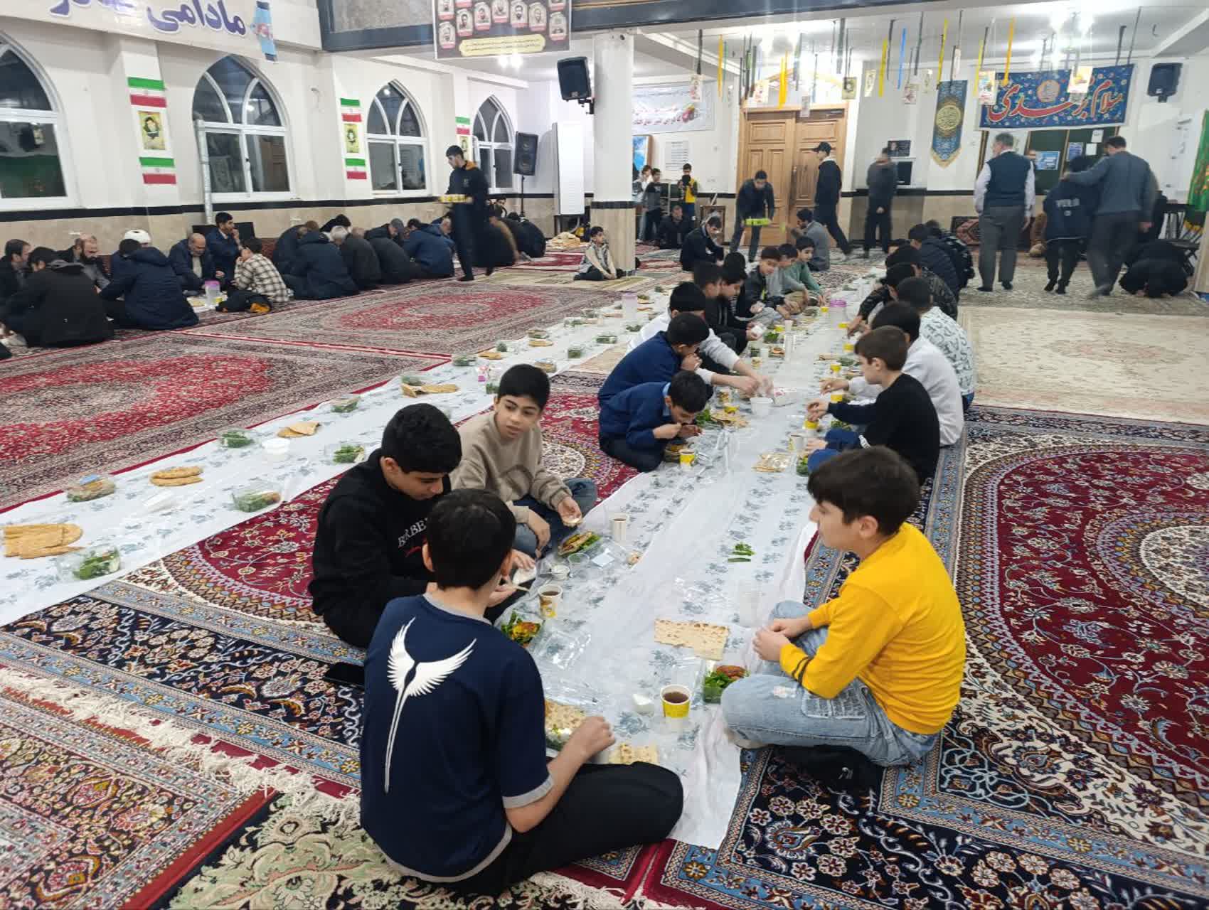 برگزاری محفل انس با قرآن و ضیافت افطاری در مسجد امام حسن عسکری(ع) رشت