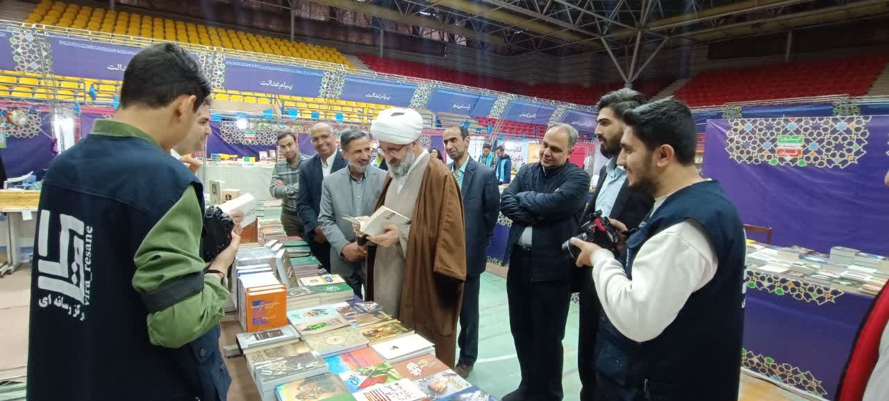 آشنا کردن جوانان با فرهنگ کتابخوانی ضرورت دارد