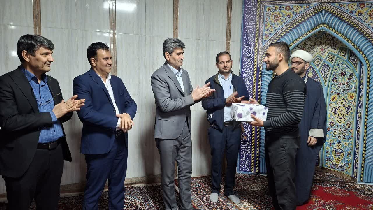 تقدیر از کودکان و نوجوانان کانون محراب شرکت کننده در جشن انقلاب