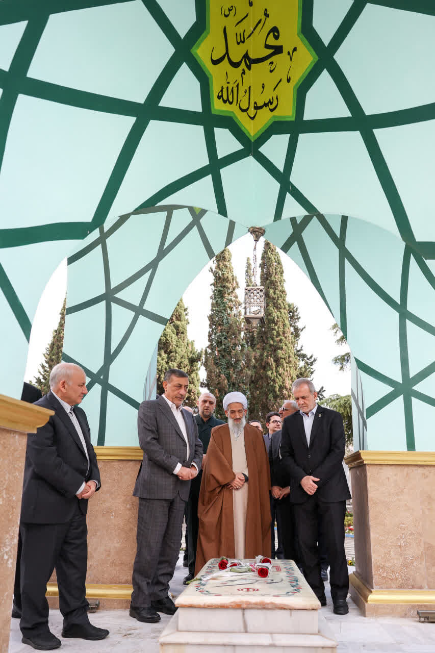 رئیسجمهور در جوار یادمان شهید گمنام مازندران نهال امید غرس کرد