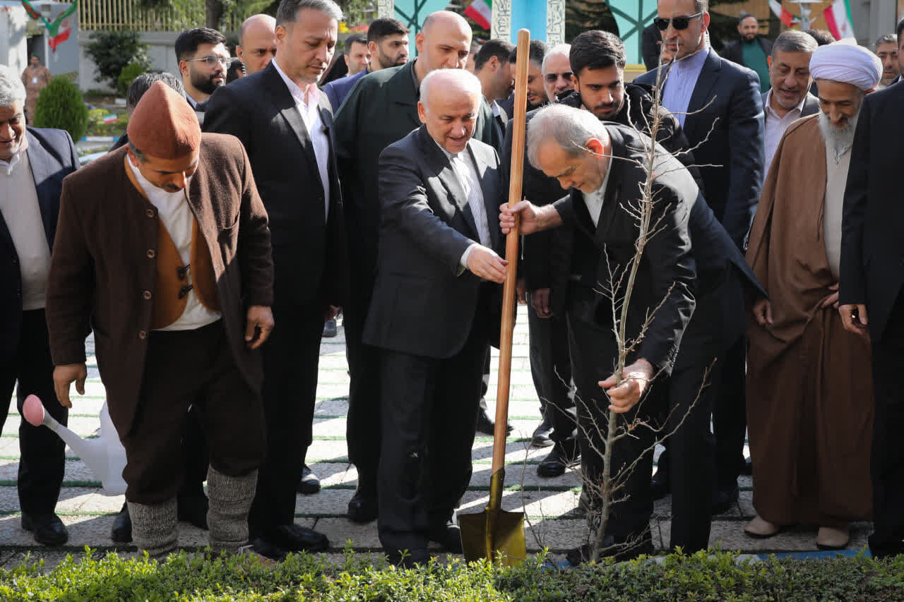 رئیسجمهور در جوار یادمان شهید گمنام مازندران نهال امید غرس کرد