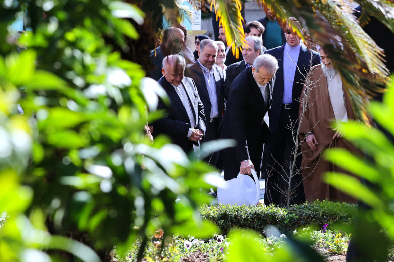 رئیسجمهور در جوار یادمان شهید گمنام مازندران نهال امید غرس کرد