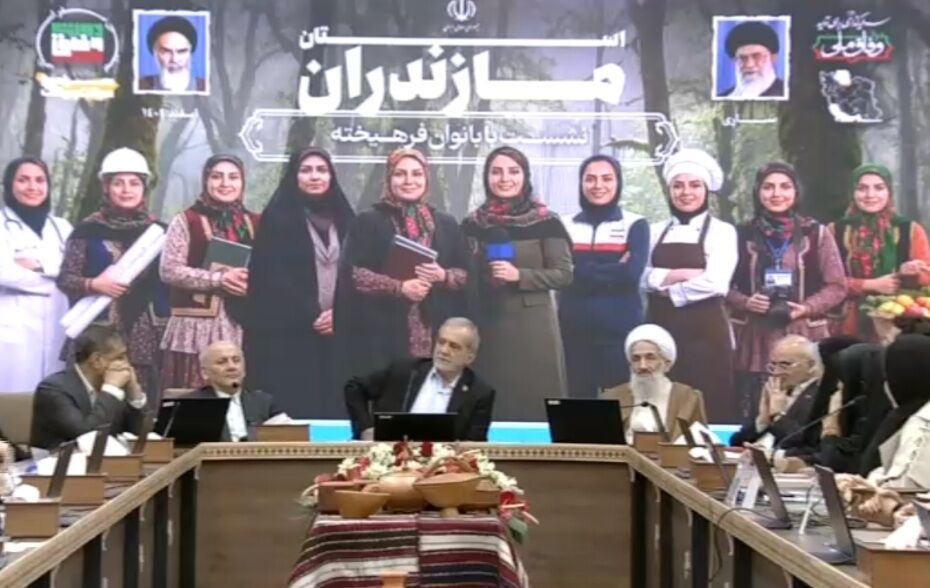 آینده کشور در دست بانوان فرهیخته و باورمند است