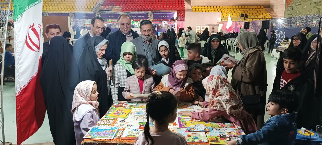 اهدای کتاب توسط کوچکترین عضو کانون یاد یاران مهدیشهر