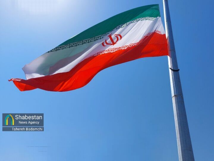 پرچم ایران نماد تمدنی کهن و روایتگر قهرمانی‌های ملت/ هتاکان ابزار دست دشمن‌اند