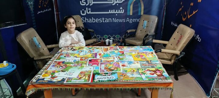 اهدای کتاب توسط کوچکترین عضو کانون یاد یاران مهدیشهر