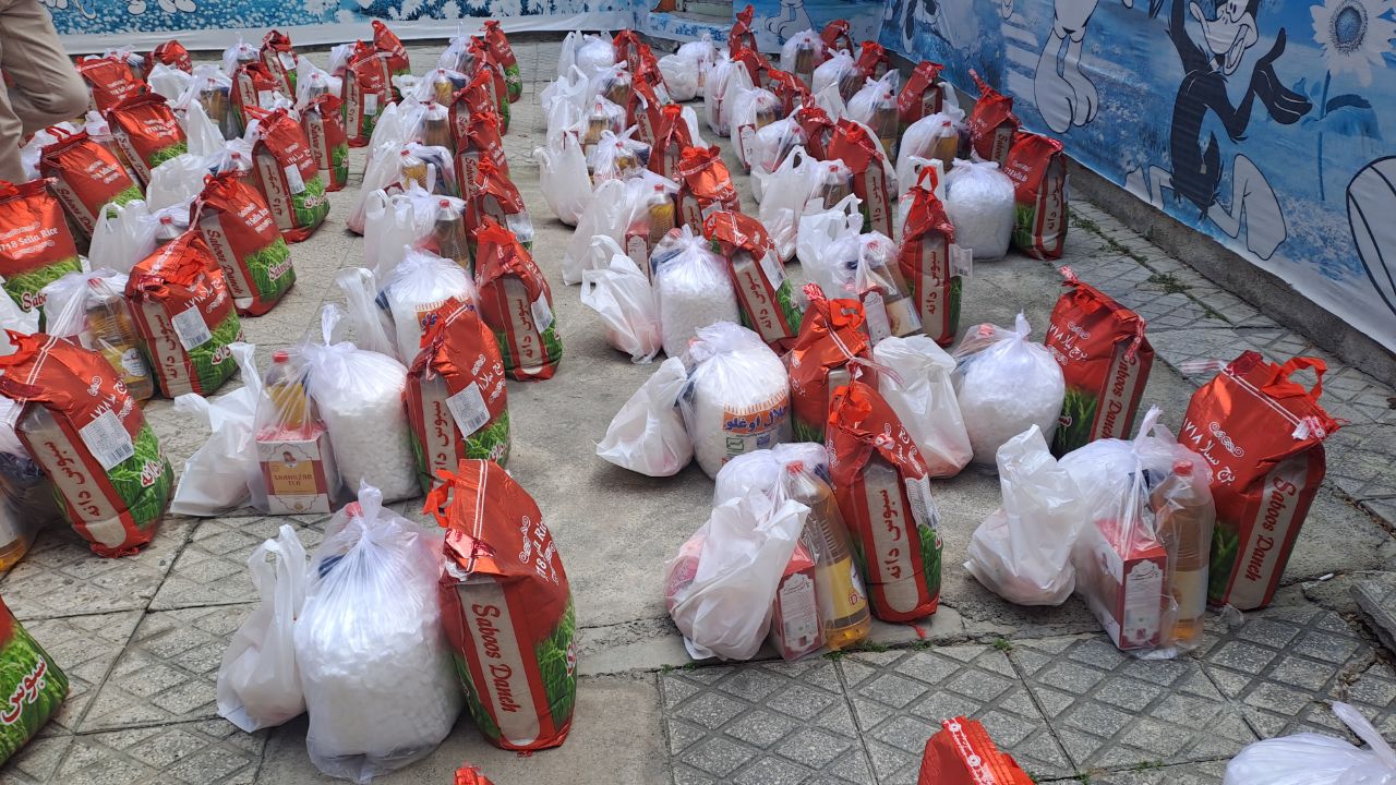 پیوند مهربانی خیرین با کودکان نیازمند/ توزیع ۸۰ بسته معیشتی