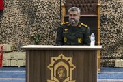 جوان ایرانی با تکیه بر هویت دینی و ملی در مسیر فتح قله قرار دارد