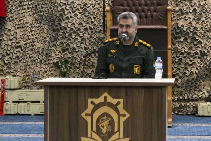 جوان ایرانی با تکیه بر هویت دینی و ملی در مسیر فتح قله قرار دارد