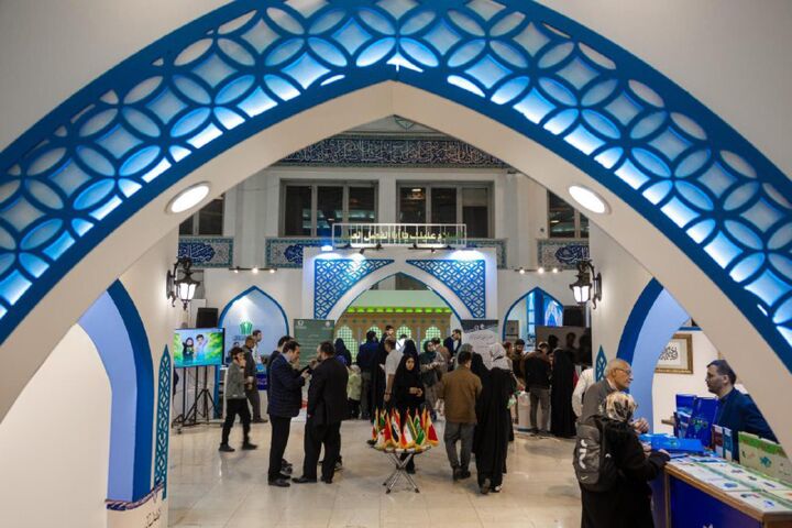 استقبال بازدیدکنندگان از غرفه حرم مطهر حضرت عباس (ع) در سی‌وسومین نمایشگاه بین‌المللی قرآن