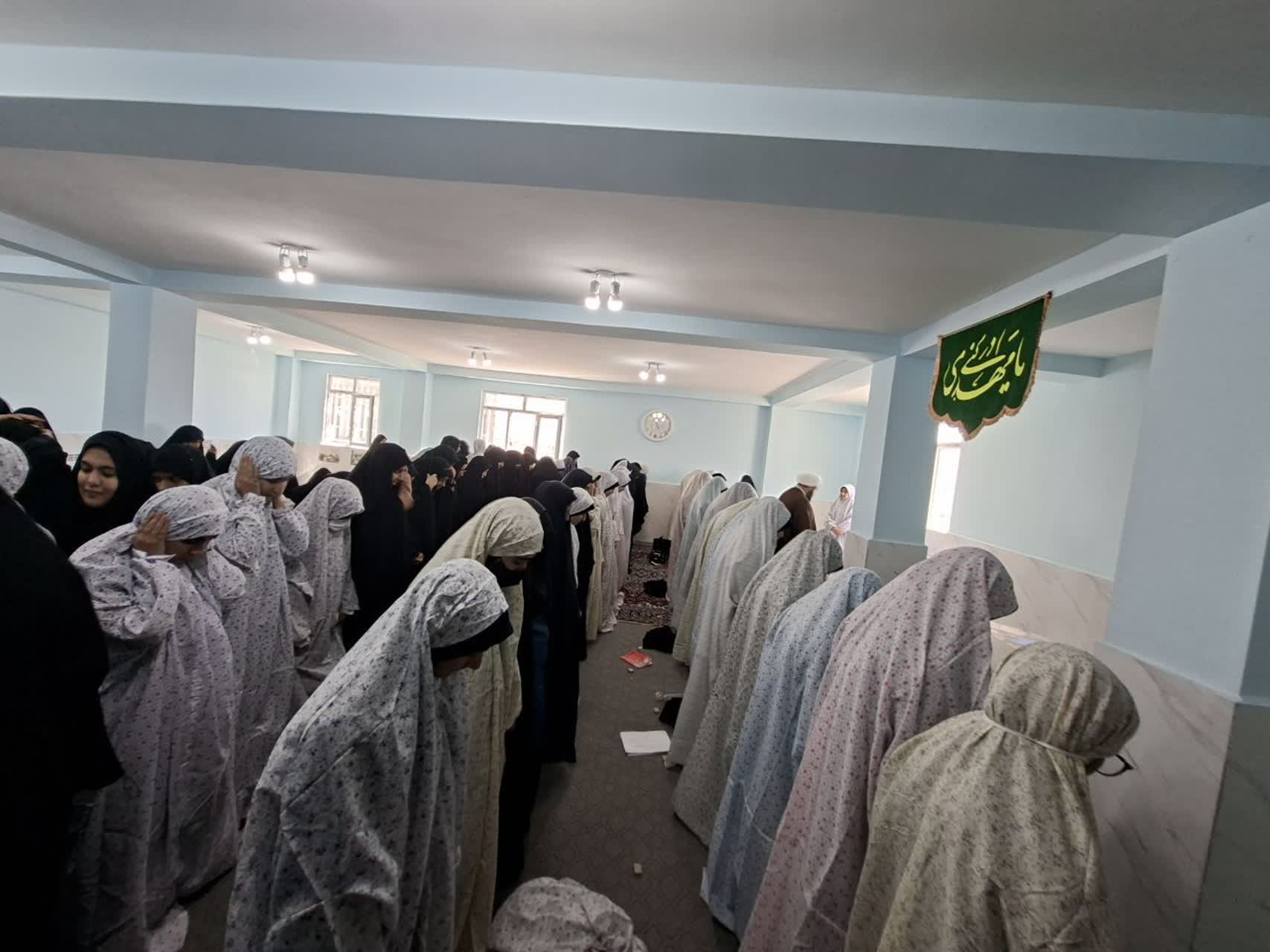 اهدای ۳۰۰ قواره چادر نماز به ۱۰ مدرسه برای اقامه باشکوه نماز جماعت